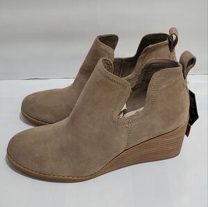 TOMS‎ Women's Kallie Boot Taupe Suede Shoe